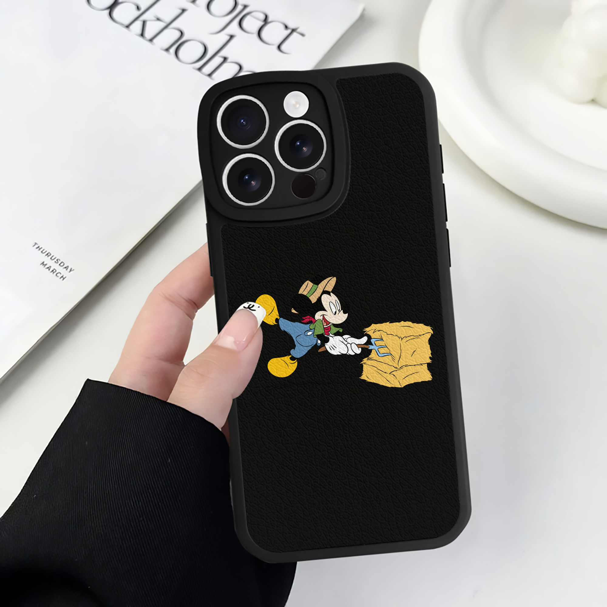 （画像用） ミッキーマウス Mickey Mouse 【iPhone 16シリーズ対応】シリコンスマホケース（レザー調） 材質：シリコン